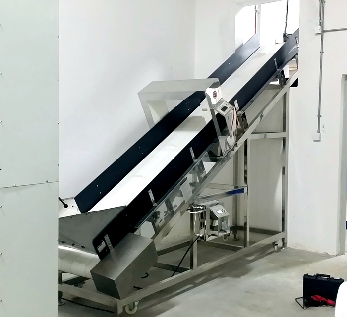 美資五百強企業某百惠破碎機前大型上料金屬檢測機使用案例