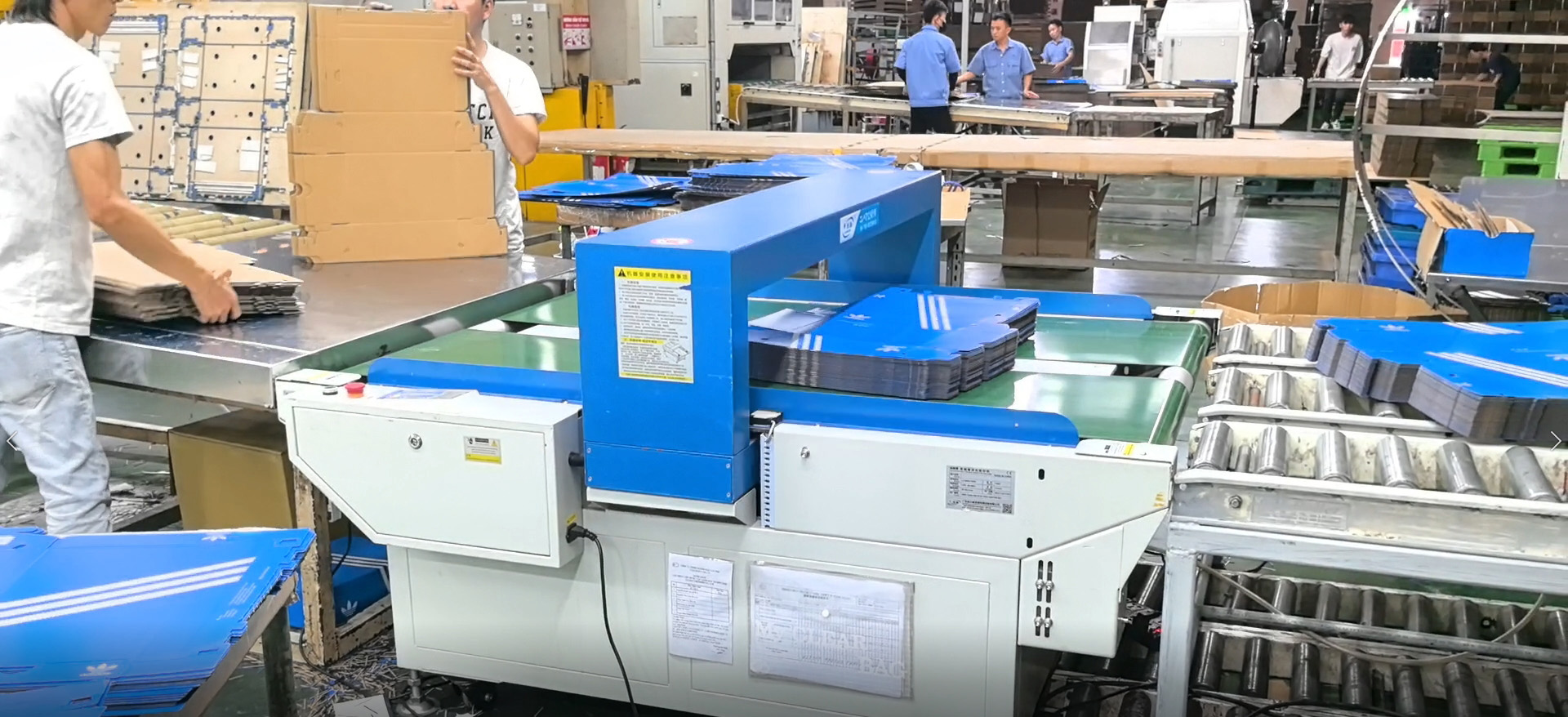 越南某紙業有限公司使用多臺連新牌寬幅檢針機 、寬幅紙品金屬檢測機